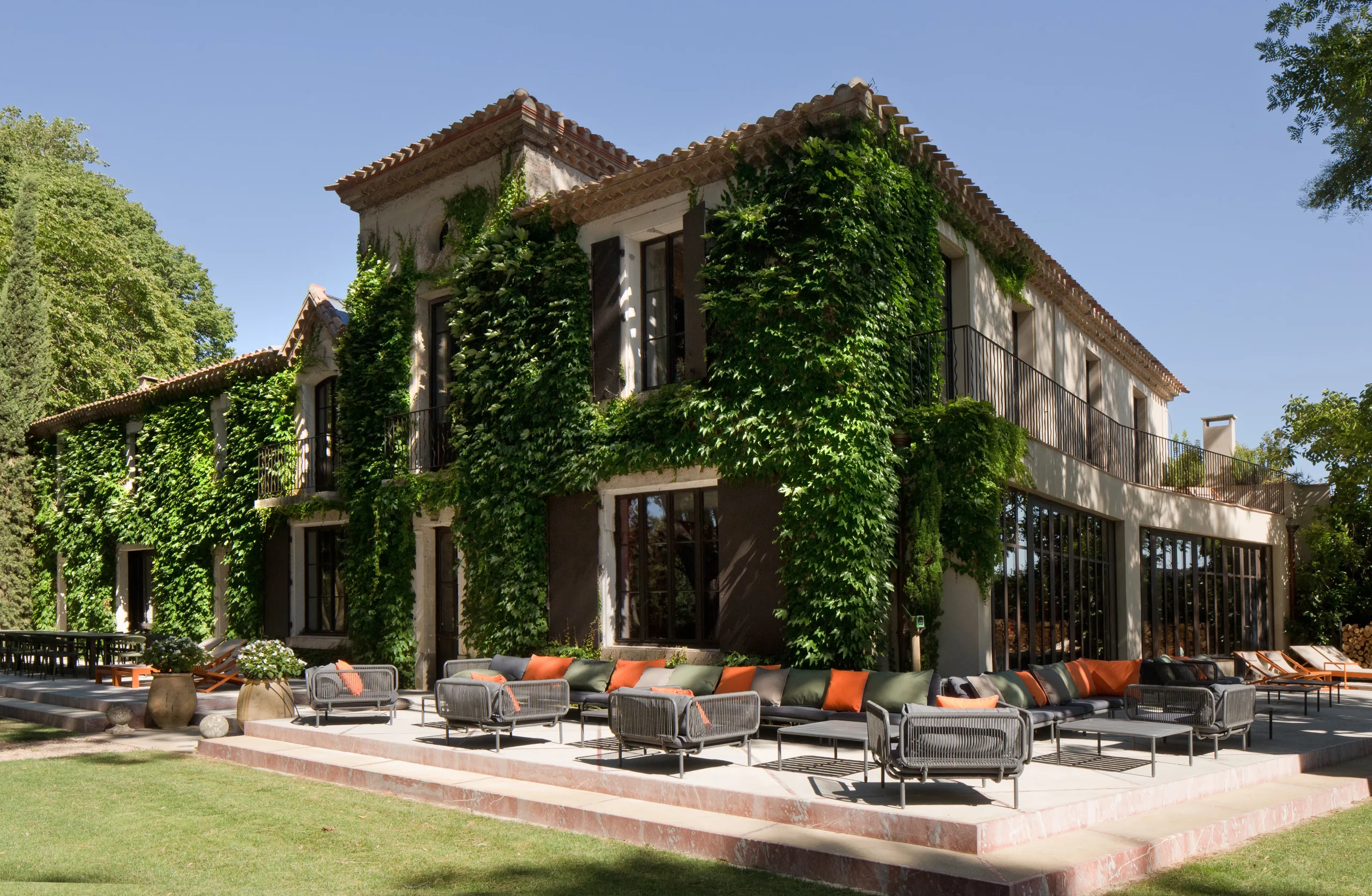 Maison en pierre recouverte de lierre