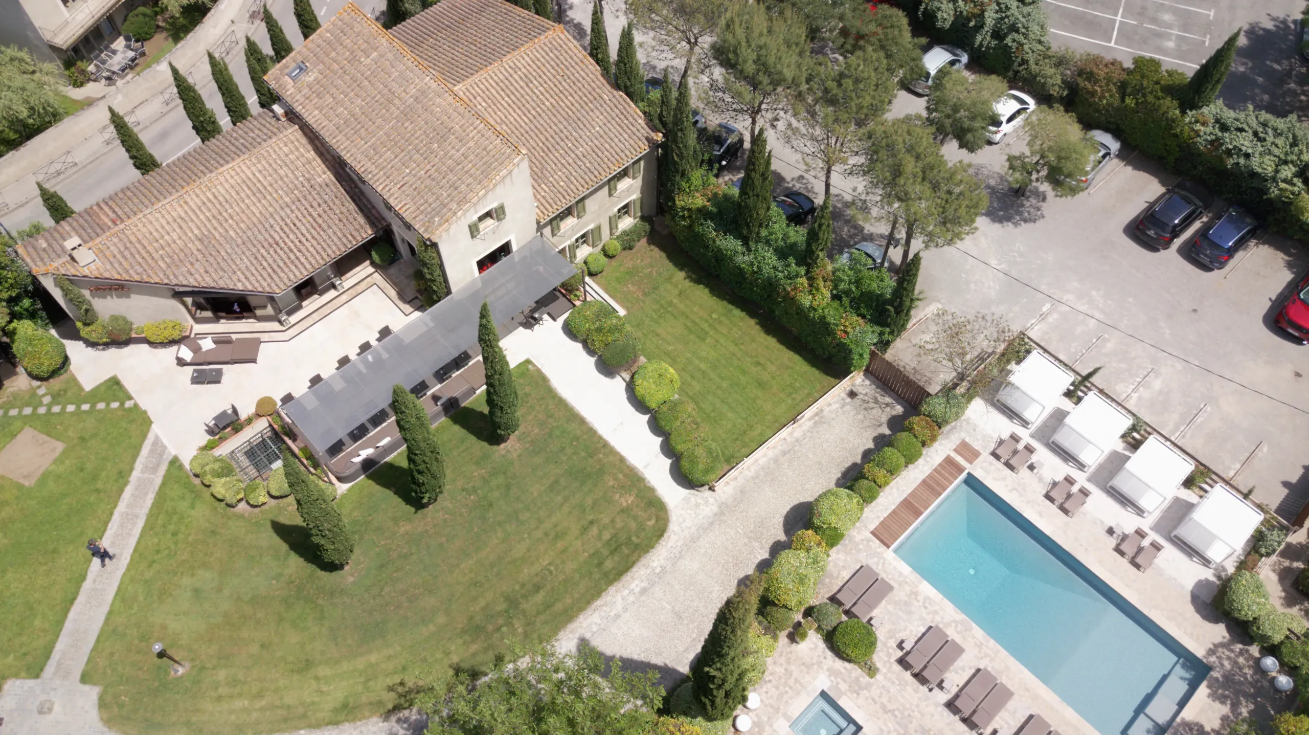 Vue aérienne maison avec jardin et piscine.