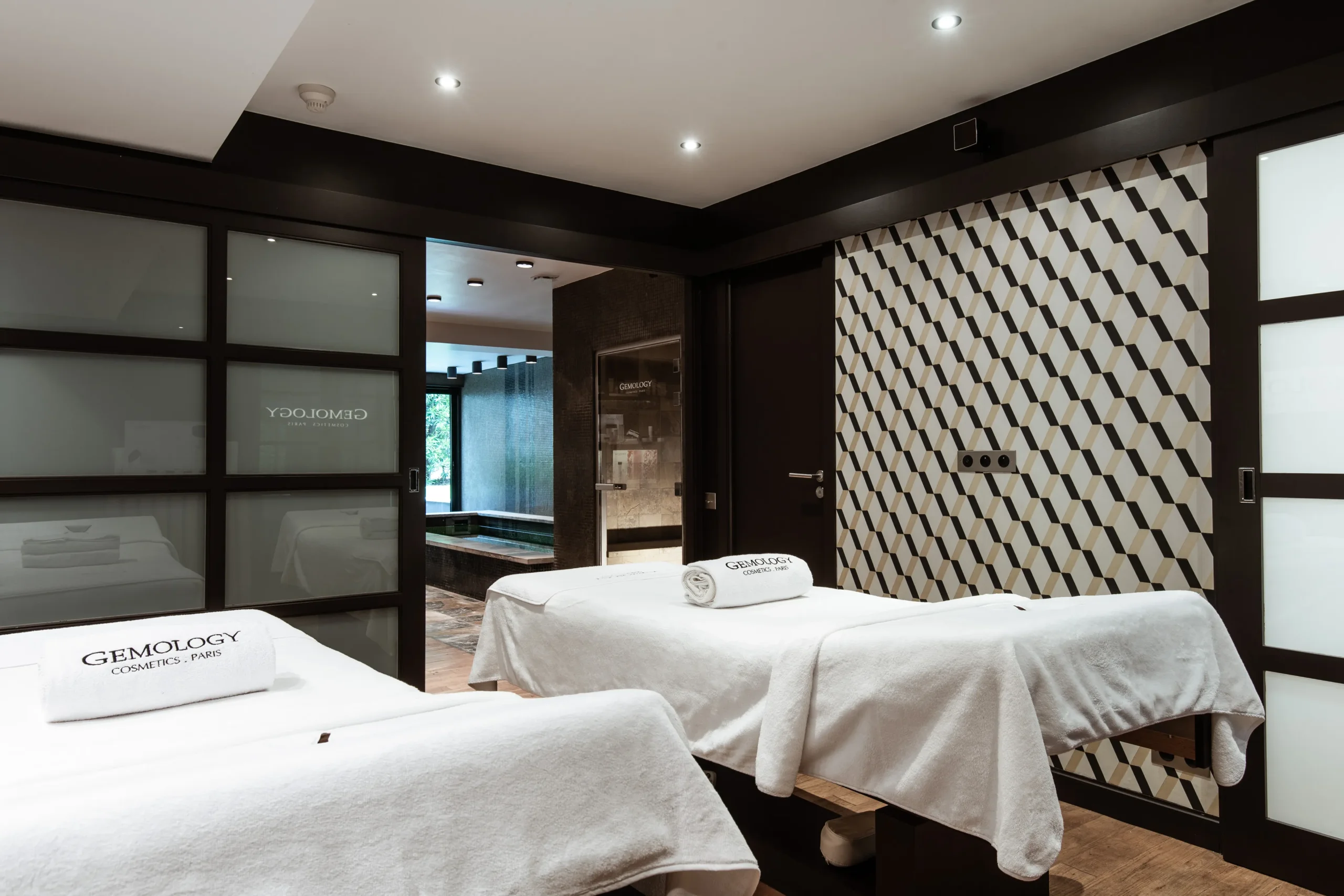 Salle de soins de spa avec tables de massage, Spa à Carcassonne - Hôtels Charme & Design