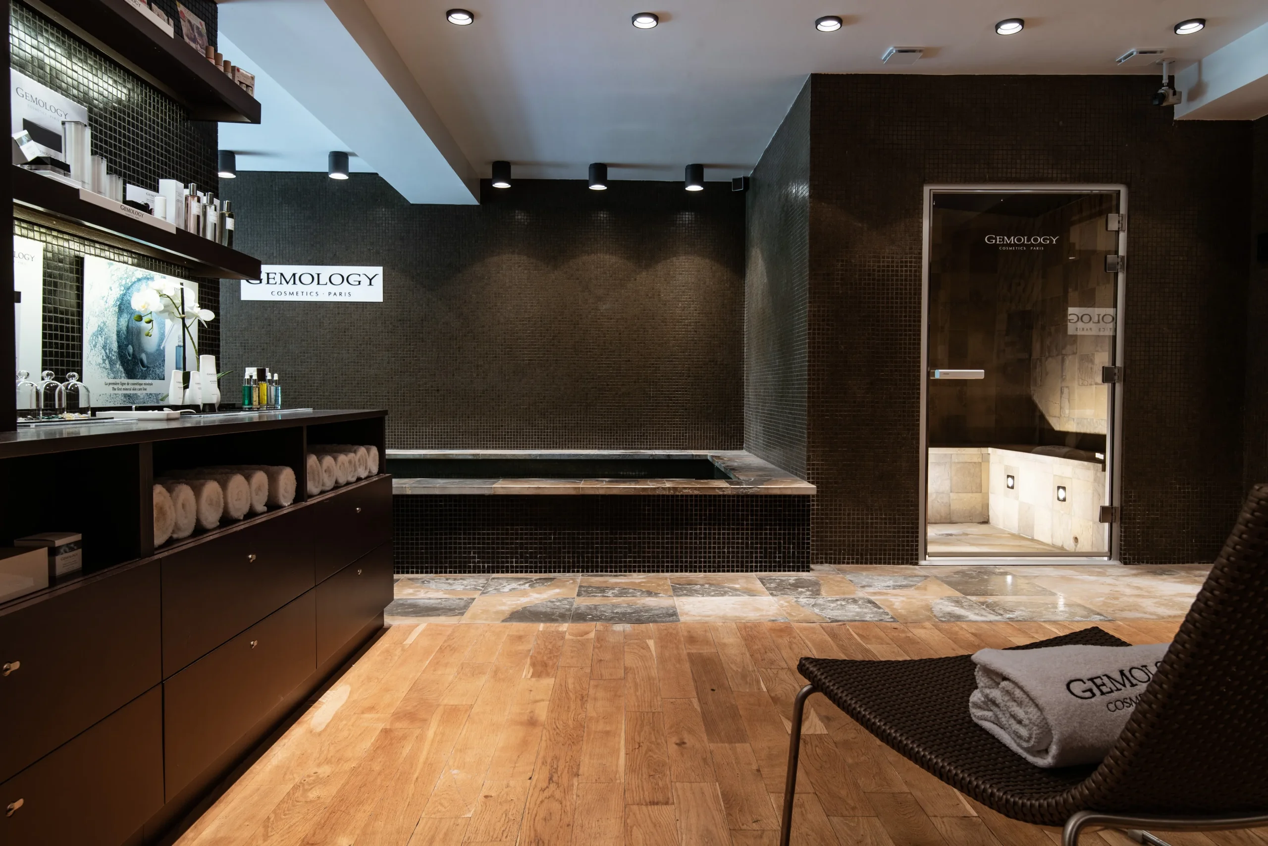 Intérieur d'un spa moderne avec bain et sauna, Spa à Carcassonne - Hôtels Charme & Design