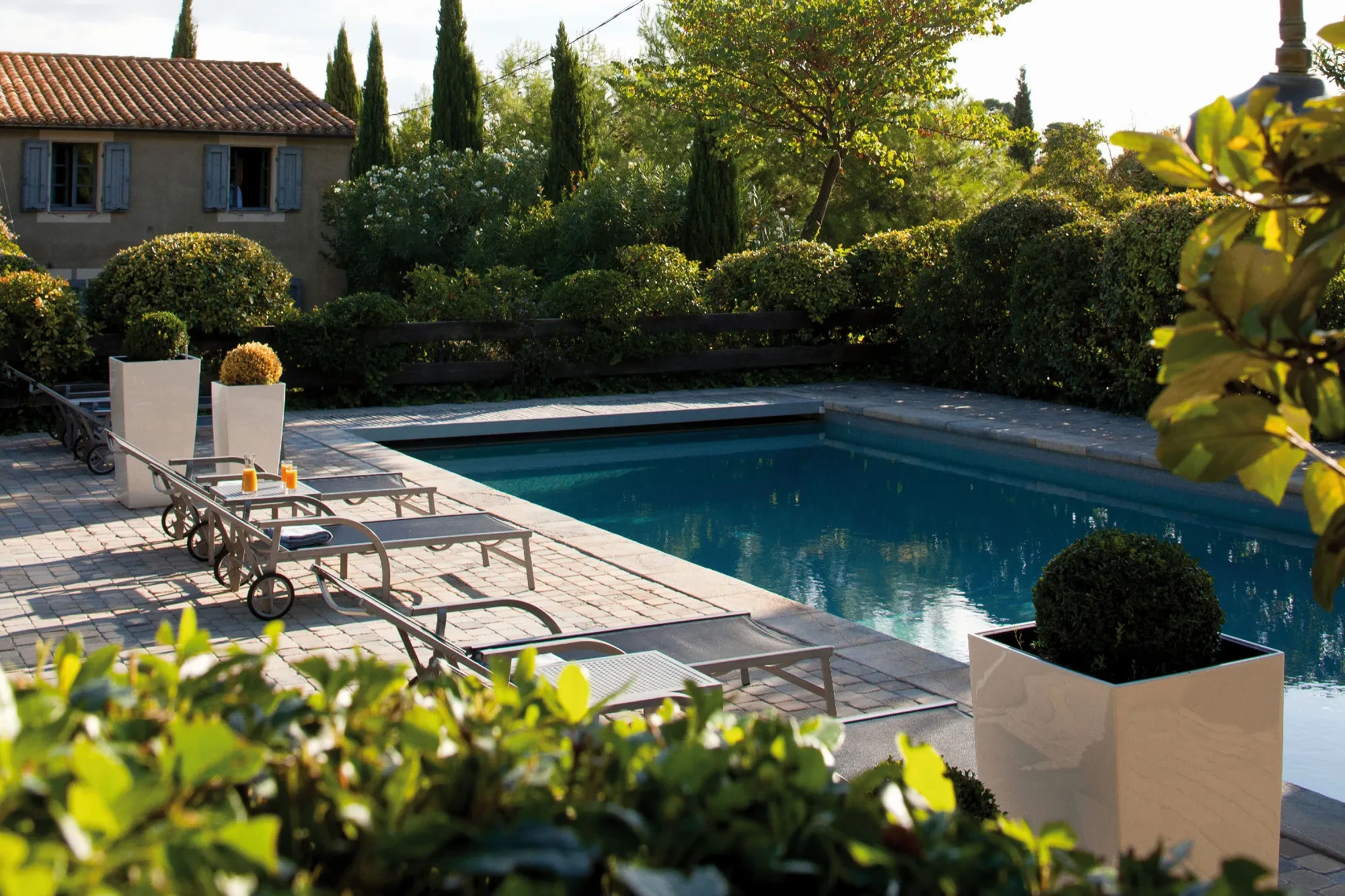 Terrasse avec piscine et transats ensoleillés, Hôtels Charme & Design - Hotels en Occitanie, Franc, 3 à 5 Etoiles