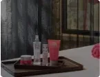 Produits de beauté sur un plateau, ambiance spa, Boutique Hôtels en Occitanie Charme & Design
