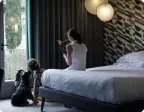 Femme et enfant regardant par la fenêtre, chambre d'hôtel, Boutique Hôtels en Occitanie Charme & Design